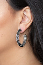 Laden Sie das Bild in den Galerie-Viewer, Paparazzi Retro Reverberation - Silver Earrings - Bauble and Bling Boutique 